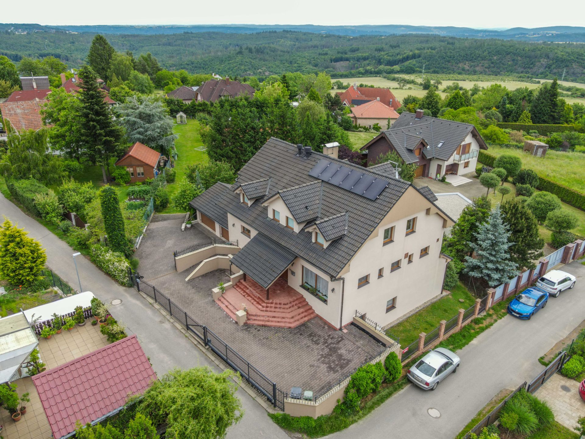 Investiční příležitost - prodej stylového a funkčního penzionu s restaurací kousek od Prahy – 420 m² podnikání i bydlení