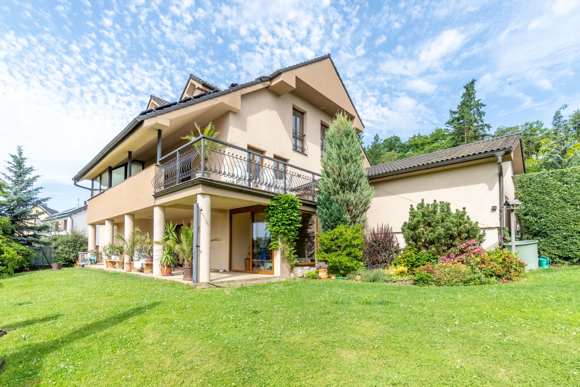 Exkluzivní prodej komfortní vícegenerační vily v přírodě, 420 m², pozemek 2339 m², Černolice, Praha-západ